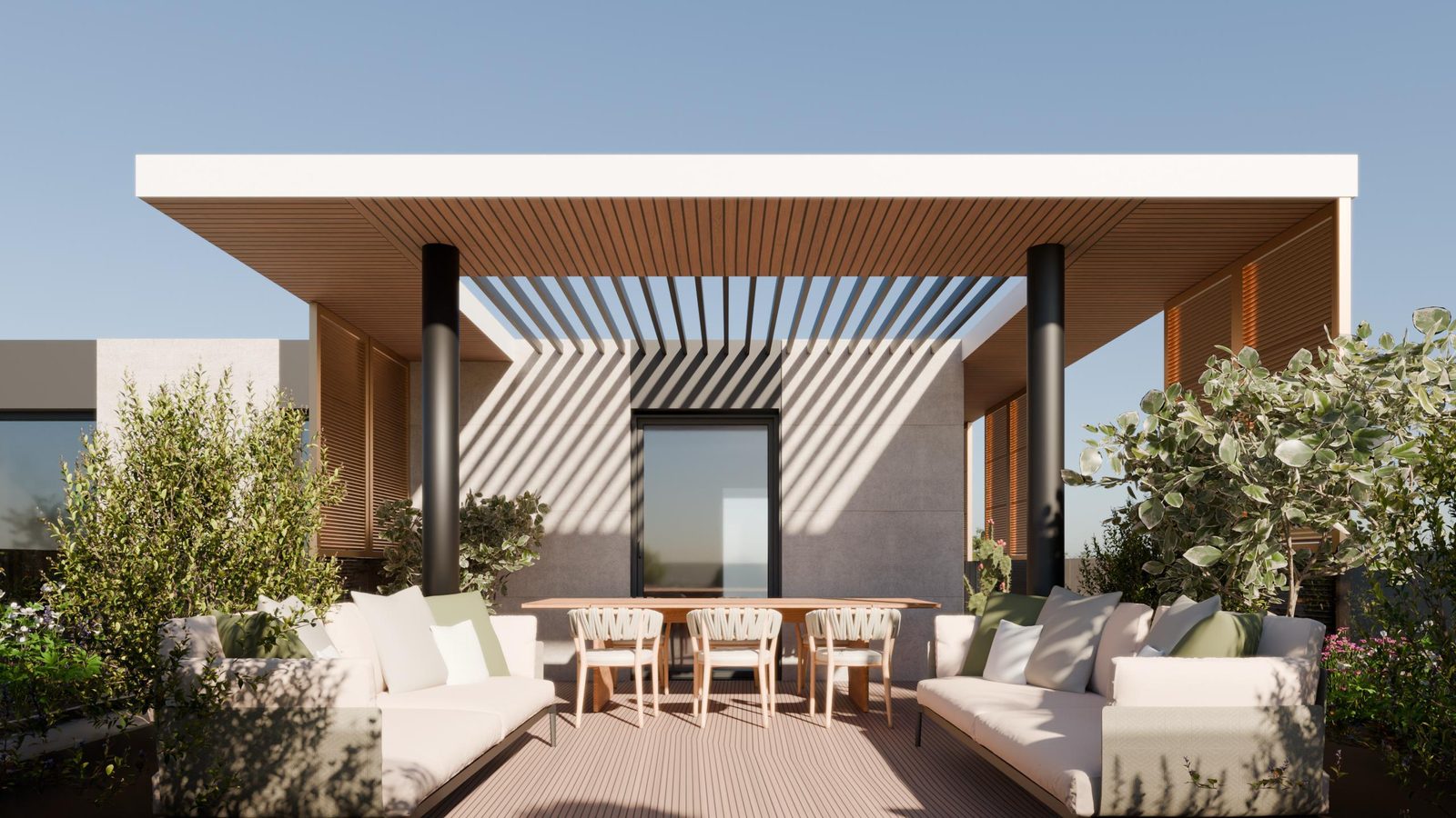 La terrazza dell'attico con pergola in legno e salotto esterno